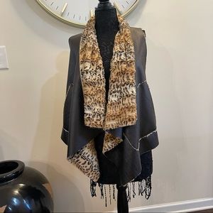 J30_DOLCE CABO Black vest with leopard, faux-fur lining.